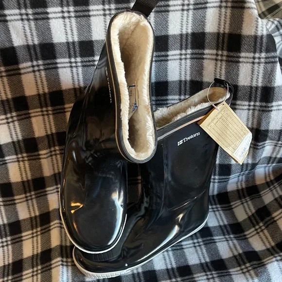 Tretorn Glossy Black Boots - Picture 2 of 4